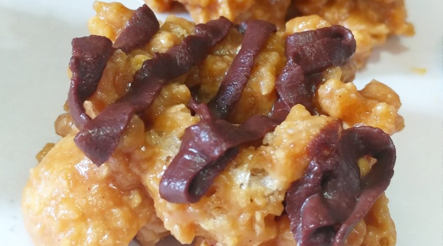 Looking for an easy Keto No Bake Cookie that has a rich peanut butter flavor? Look no further than my low carb no bake cookie recipe that has an amazing crunch, deep flavor, and are super easy to make!