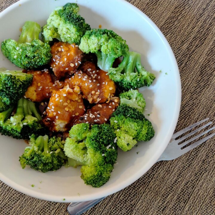 A Whole30 General Tso's Chicken that will fool you into thinking it isn't healthful! This recipe is also ketogenic, grain-free, low carb, and gluten free.